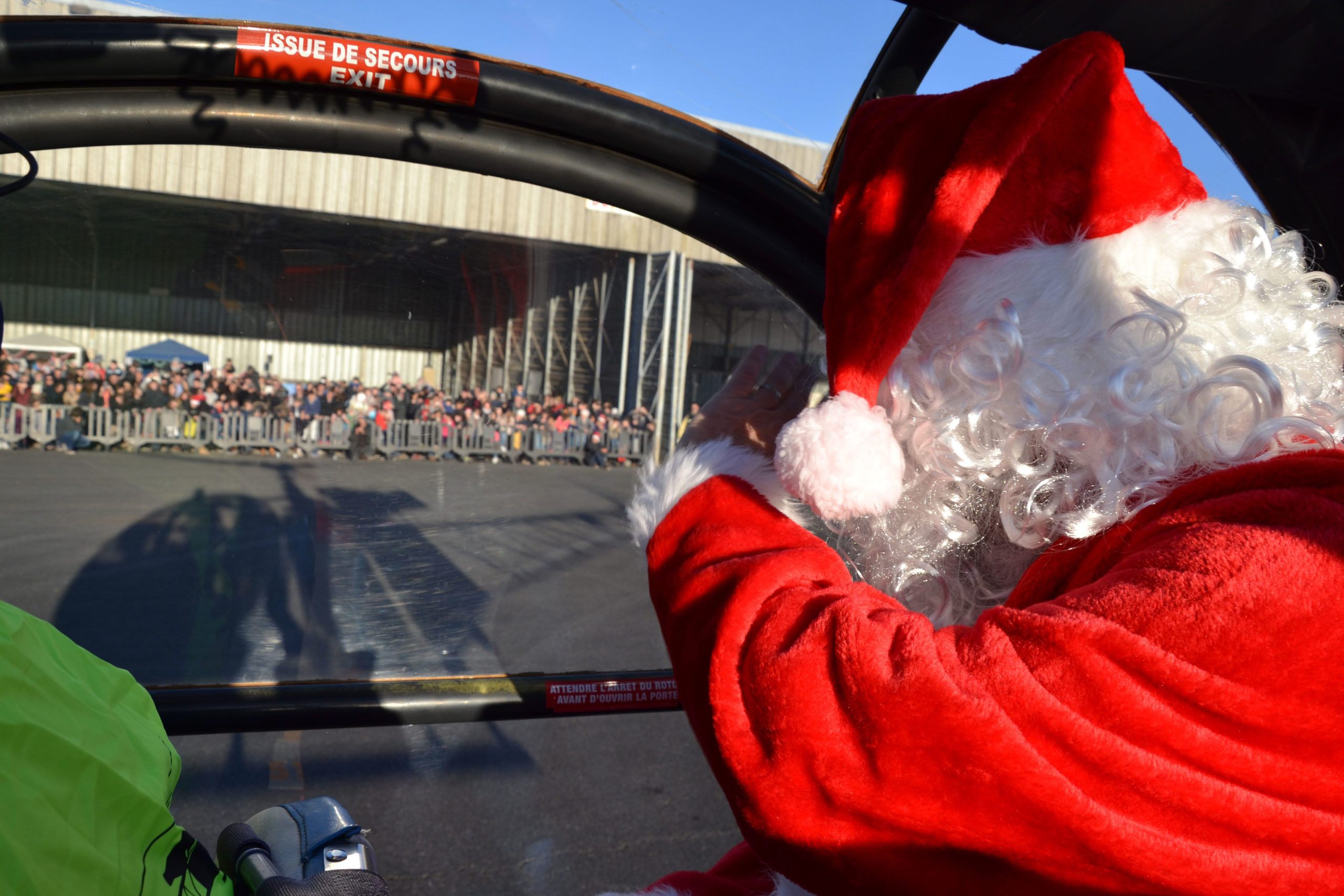 Le Père Noël arrive en hélicoptère